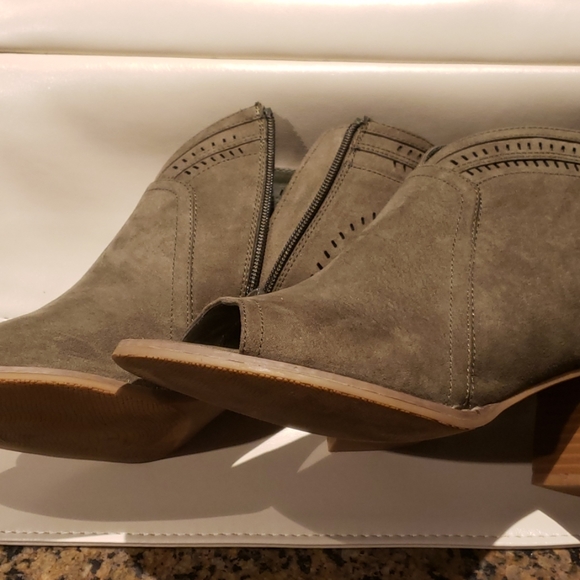 Sonoma Shoes - Olive Shooties Size 11m